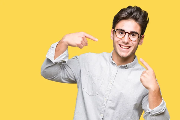 Ung Vacker Man Glasögon Över Isolerade Bakgrund Leende Självsäker Visar — Stockfoto