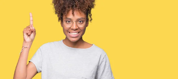 Jovem Afro Americana Segurando Bola Futebol Sobre Fundo Isolado Surpreso — Fotografia de Stock