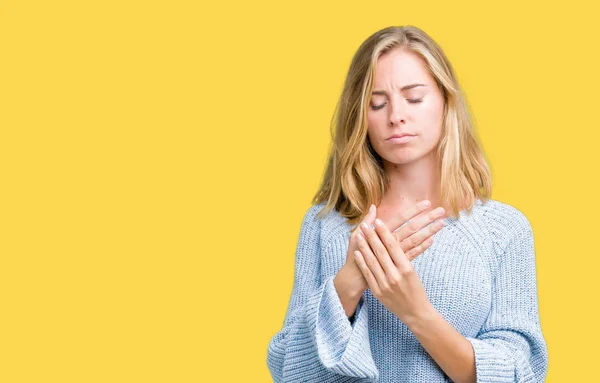 Mooie Jonge Vrouw Blauwe Trui Dragen Geïsoleerde Achtergrond Lijden Pijn — Stockfoto