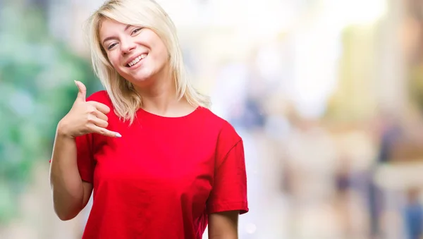 Joven Hermosa Mujer Rubia Vistiendo Camiseta Roja Sobre Fondo Aislado —  Fotos de Stock