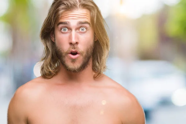 Genç Yakışıklı Gömleksiz Adam Ile Uzun Saç Gösteren Seksi Vücut — Stok fotoğraf