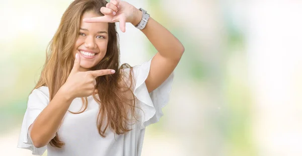 Junge Schöne Brünette Geschäftsfrau Über Isoliertem Hintergrund Lächelnd Rahmen Mit — Stockfoto