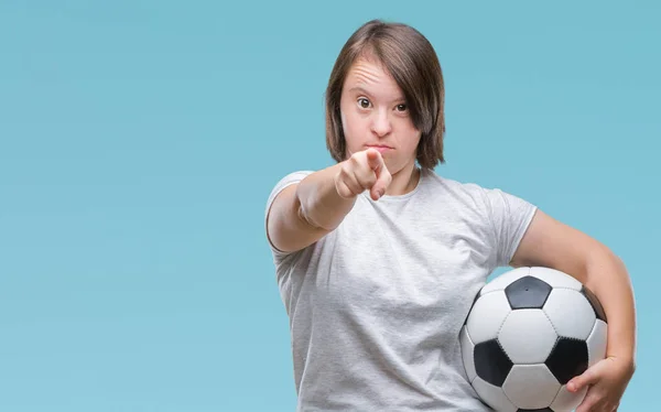 Junge Erwachsene Frau Mit Syndrom Hält Fußballball Über Isoliertem Hintergrund — Stockfoto