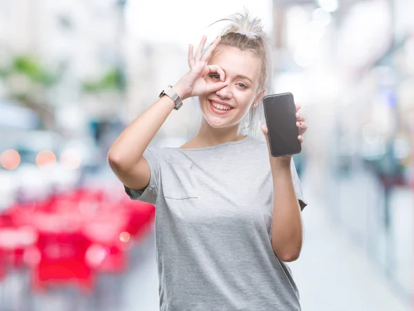 Giovane Donna Bionda Che Mostra Schermo Dello Smartphone Sfondo Isolato — Foto Stock