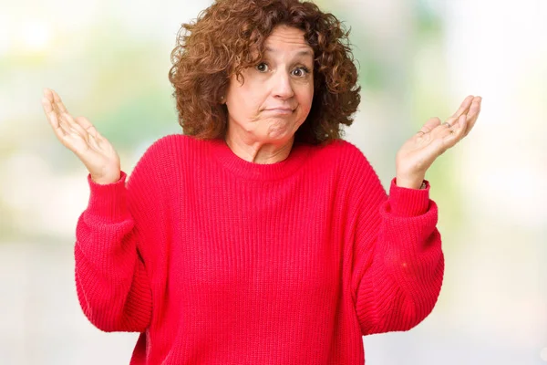 Schöne Seniorin Mittleren Alters Roter Winterpullover Über Isoliertem Hintergrund Ahnungsloser — Stockfoto