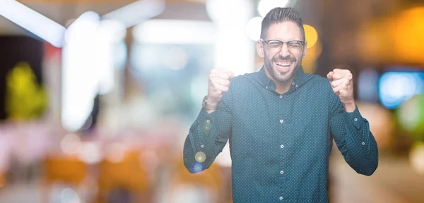 Giovane Uomo Affari Bello Con Gli Occhiali Sfondo Isolato Eccitato — Foto Stock