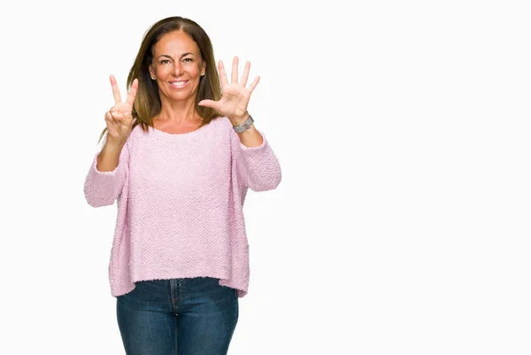 上冬のセーターを着て美しい中年成人女性分離を示す背景と指で上向き数は自信を持って 幸せな笑みを浮かべている間 — ストック写真