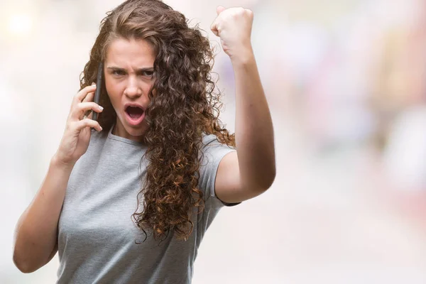 Mladá Bruneta Dívka Mluví Smartphone Izolované Pozadí Naštvaný Frustrovaný Výkřiky — Stock fotografie
