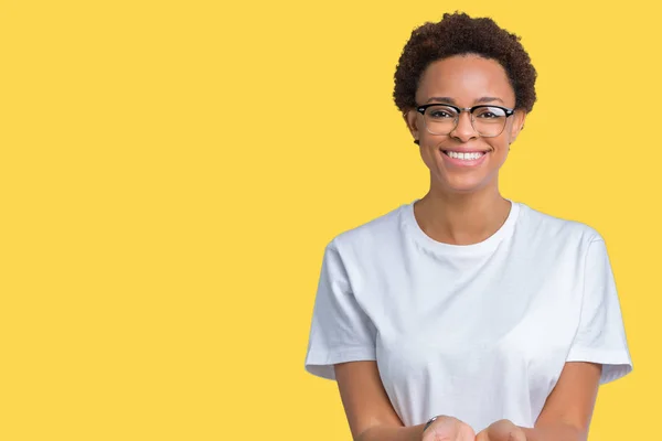 Linda Jovem Afro Americana Vestindo Óculos Sobre Fundo Isolado Sorrindo — Fotografia de Stock