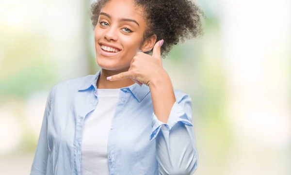 Unga Afro Amerikansk Kvinna Över Isolerade Bakgrund Leende Gör Telefon — Stockfoto
