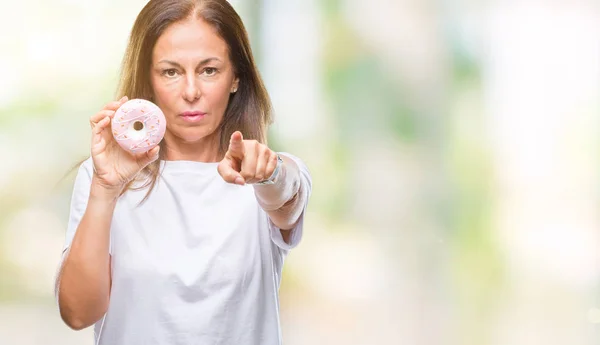 Mulher Hispânica Meia Idade Comendo Donut Rosa Sobre Fundo Isolado — Fotografia de Stock