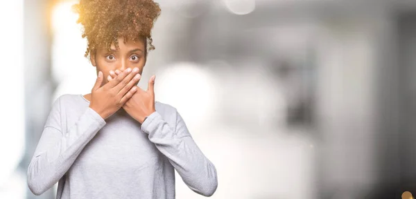 Belle Jeune Femme Afro Américaine Sur Fond Isolé Choqué Couvrant — Photo