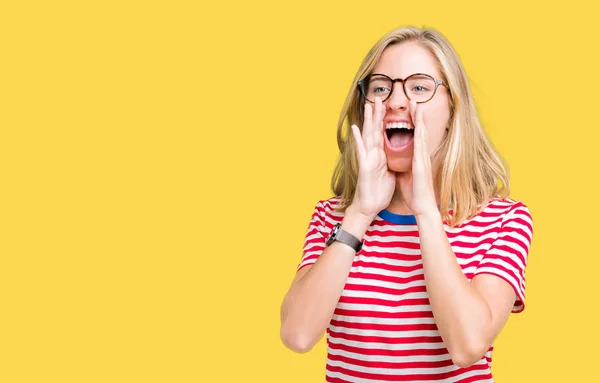 Hermosa Mujer Joven Con Gafas Sobre Fondo Aislado Gritando Enojado — Foto de Stock