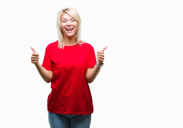 年轻漂亮的金发女人穿着红色 T恤在孤立的背景下成功的标志做积极的手势与手 大拇指向上微笑和快乐 看着带着欢快表情的相机 胜利者的手势 — 图库照片