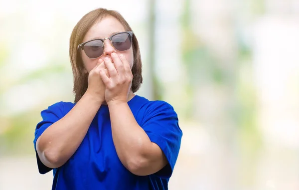 Ung Vuxen Kvinna Med Downs Syndrom Bär Solglasögon Över Isolerade — Stockfoto