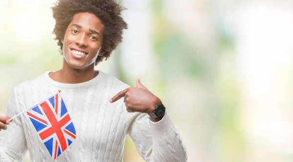 Afro Americano Homem Bandeira Reino Unido Sobre Fundo Isolado Com — Fotografia de Stock