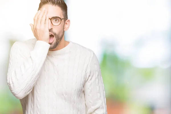 Jovem Homem Bonito Vestindo Óculos Sobre Fundo Isolado Cobrindo Olho — Fotografia de Stock