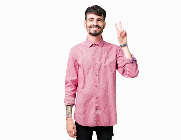 年轻英俊的男人穿着粉红色的衬衫在孤立的背景显示和手指第二 而微笑着自信和快乐 — 图库照片