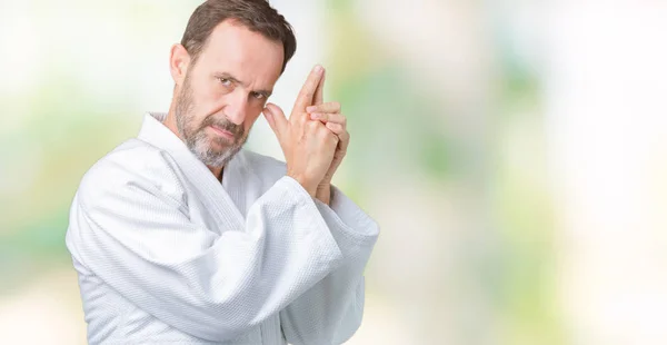 Knappe Middenleeftijd Senior Man Kimono Uniform Dragen Geïsoleerd Achtergrond Holding — Stockfoto