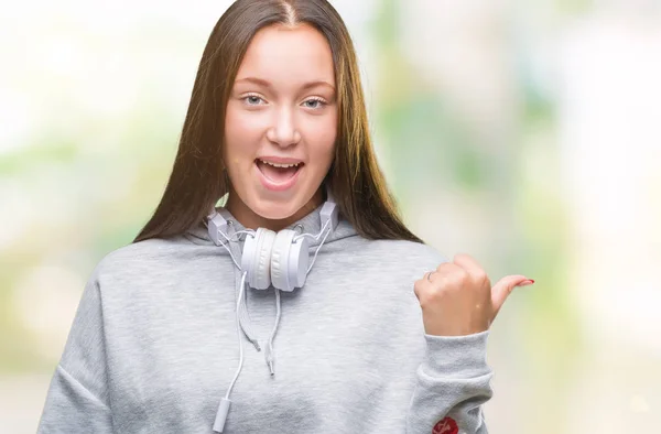 Młody Piękny Student Kaukaski Kobieta Noszenia Słuchawek Białym Tle Uśmiechnięty — Zdjęcie stockowe