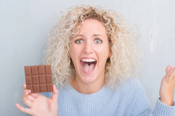 Junge Blonde Frau Über Grunge Grauer Wand Beim Essen Von — Stockfoto