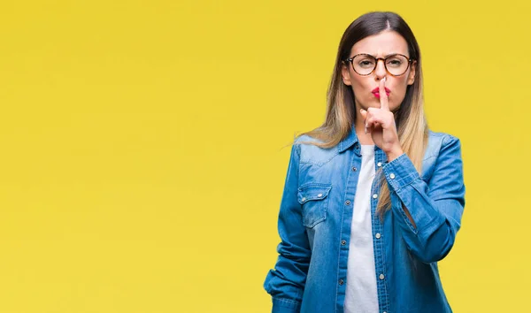 Jovem Mulher Bonita Sobre Uso Óculos Sobre Fundo Isolado Pedindo — Fotografia de Stock