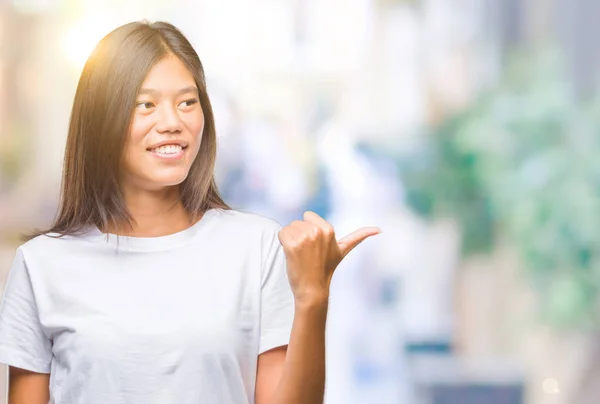 Jovem Asiática Mulher Sobre Isolado Fundo Sorrindo Com Feliz Rosto — Fotografia de Stock