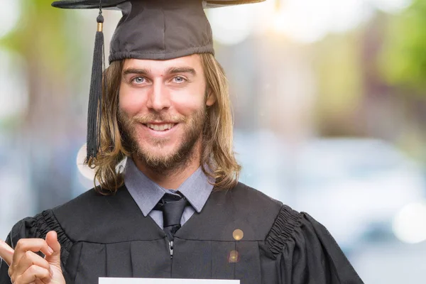 Jeune Homme Diplômé Beau Avec Les Cheveux Longs Tenant Papier — Photo