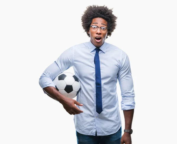 Afroamerikanischer Manager Mann Hält Fußball Über Isoliertem Hintergrund Erschrocken Mit — Stockfoto