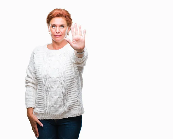 Atractiva Mujer Pelirroja Caucásica Mayor Con Suéter Invierno Sobre Fondo — Foto de Stock