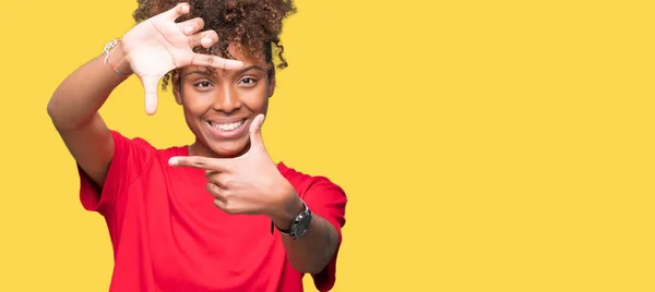 笑顔の幸せそうな顔で指と手作りフレーム分離の背景に美しい若いアフリカ系アメリカ人女性 創造性と写真のコンセプト — ストック写真