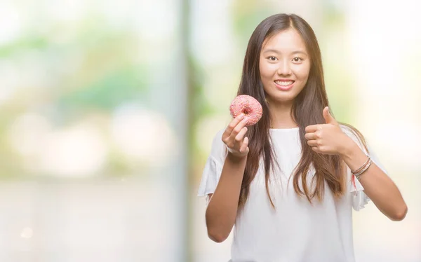 Joven Asiático Mujer Comer Donut Sobre Aislado Fondo Feliz Con — Foto de Stock