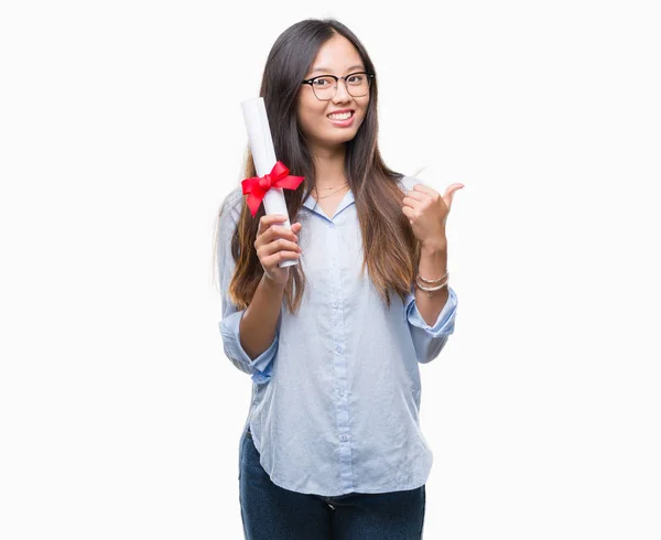 年轻的亚洲妇女持有的程度超过孤立的背景指向和显示与拇指到一边 快乐的脸微笑 — 图库照片