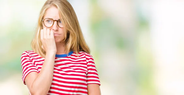 Schöne Junge Frau Mit Brille Vor Isoliertem Hintergrund Die Gestresst — Stockfoto