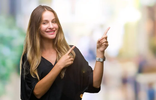 Joven Mujer Rubia Hermosa Sobre Fondo Aislado Sonriendo Mirando Cámara —  Fotos de Stock