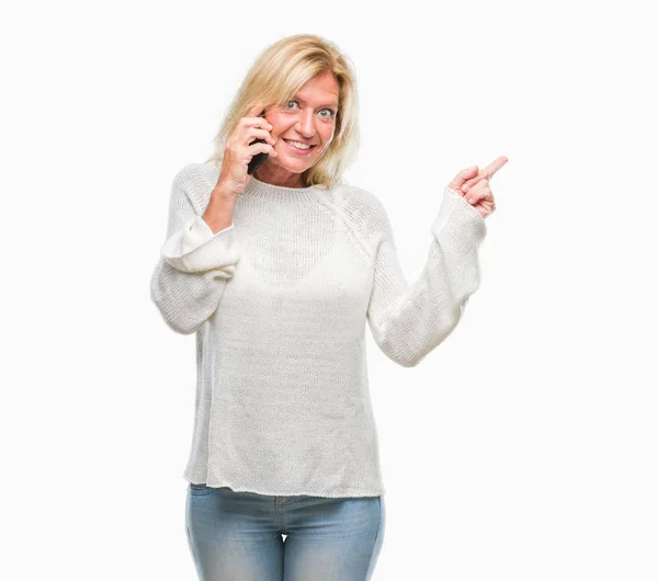 Femme Blonde Moyen Âge Parlant Sur Smartphone Sur Fond Isolé — Photo