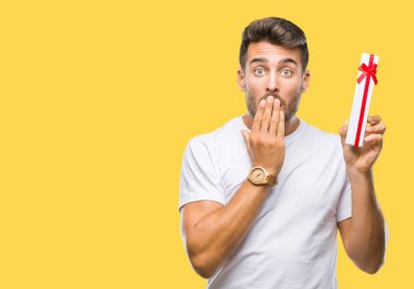 Hata, korku, sessizlik içinde gizli kavramı korkmuş ifade için utanç ile Sevgililer günü hediyesi izole arka kapak ağız ile el ele vererek aşık genç yakışıklı adam şok