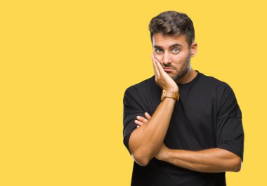 İzole arka plan düşünme seyir üzerinde genç yakışıklı adam yorgun ve sıkılmış çapraz silah depresyon sorunları ile.