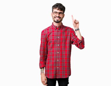 Ve kendinden emin ve mutlu gülümseyerek süre parmak numaralı yukarıyı gösteren izole arka plan üzerinde gözlük takan genç yakışıklı adam.