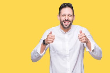 Genç iş adamı izole arka kolları olan başarı için heyecan üzerinde zafer kutluyor gülümseyen kaldırdı. Kazanan kavramı.