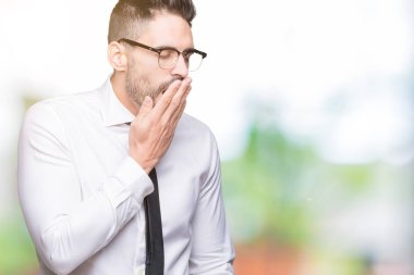 Genç yakışıklı iş adamı izole arka plan üzerinde gözlük el ağzıyla kapsayan yorgun esneme sıkılmış. Restless ve uyku hali.