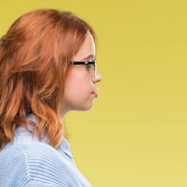 İzole arka tarafına, seyir kış kazak giyen genç güzel kadın dinlenmek doğal yüz emin gülümseme ile pozuyla profili.