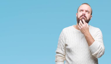 Genç beyaz hipster adam giyen kış kazak izole arka plan üzerinde yanıltır ve soru hakkında merak ediyorum. Şüphe, kafasına el ile düşünme ile belirsiz. Dalgın kavramı.