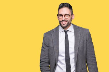 Genç yakışıklı iş adamı seksi bir ifadeyle, neşeli ve mutlu yüzünü kameraya bakarak göz kırpıyor izole arka plan üzerinde.