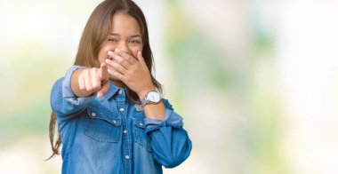 Mavi kot gömlek izole üzerinde giyen genç güzel esmer kadın arka plan sizin parmak el kamerasıyla göğüs üzerinde utanç ifadesi işaret eden gülme