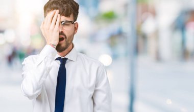 Yarım yüz, göz ve ağız el ile kapsayan Yawning yorgun arka plan üzerinde gözlük takan genç yakışıklı iş adamı izole. Acı yüzü acıyor.