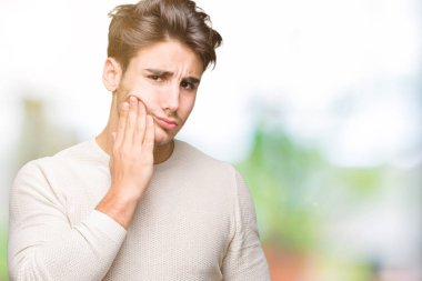 Yakışıklı delikanlı diş ağrısı veya dişlerde dişlerle ilgili hastalık nedeniyle ağız acı ifadesi ile el ile dokunmak izole arka plan üzerinde. Diş hekimi kavramı.