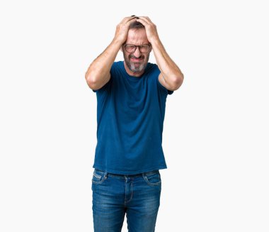 Çünkü çaresiz ve stresli baş ağrısı acı izole arka plan üzerinde gözlük nedir yakışıklı orta yaş ağarmış komuta sizde ağrı ve migren. Ellerini kafasına.