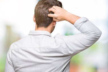 İzole arka plan geriye düşünme hakkında şüphe ile baş taraftan üzerinde gözlük takan genç yakışıklı adam