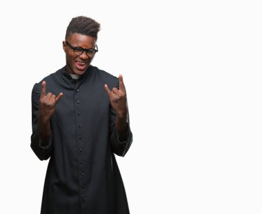 Genç Afro-Amerikan rahip adam deli ifade rock simge elle yapıyor ile bağırarak izole arka plan üzerinde. Müzik yıldızı. Ağır kavramı.